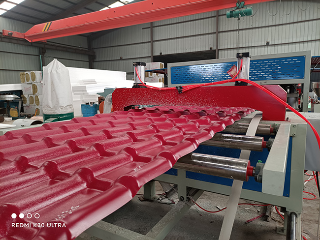 超豐塑機調(diào)試完成的新合成樹脂瓦生產(chǎn)線